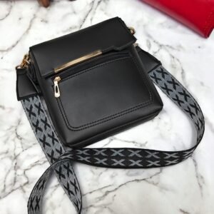 Timeless Crossbody Bag with Elegant Strap Design